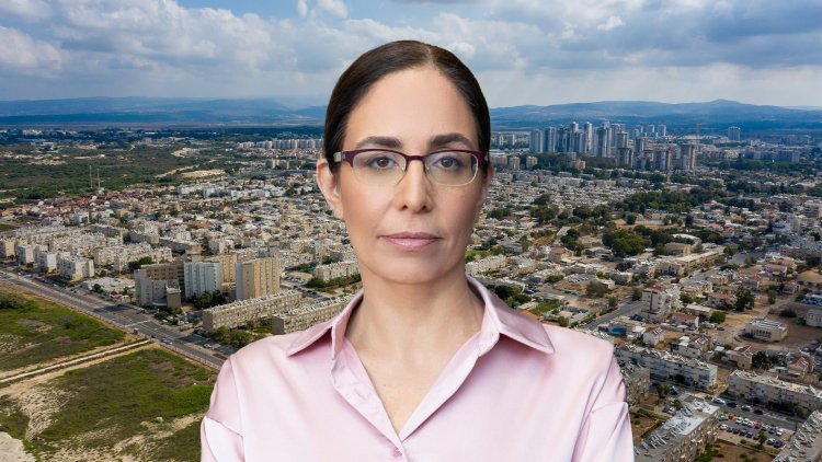יו"ר הוועדה המחוזית חיפה, רות שוורץ, על רקע קריית ים (מנהל התכנון, שאטרסטוק)