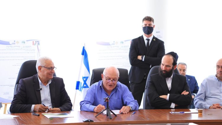 החתימה על הסכם הגג בסכנין (משרד השיכון) 