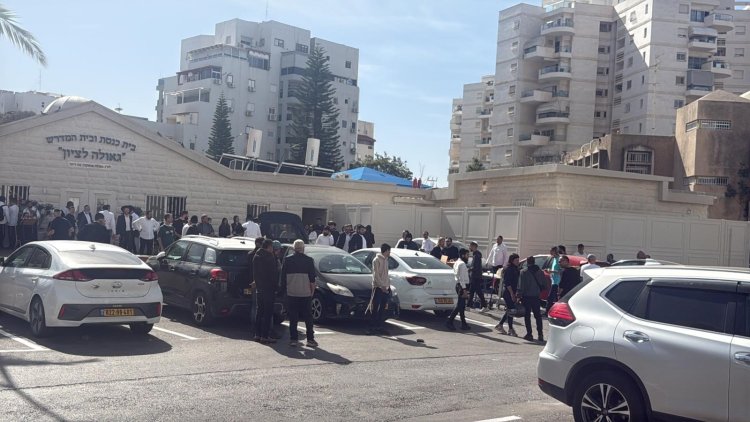 השוטרים מגיעים למתחם של הרב "הינוקא" הבוקר (שימוש לפי סעיף 27א לחוק זכות יוצרים)