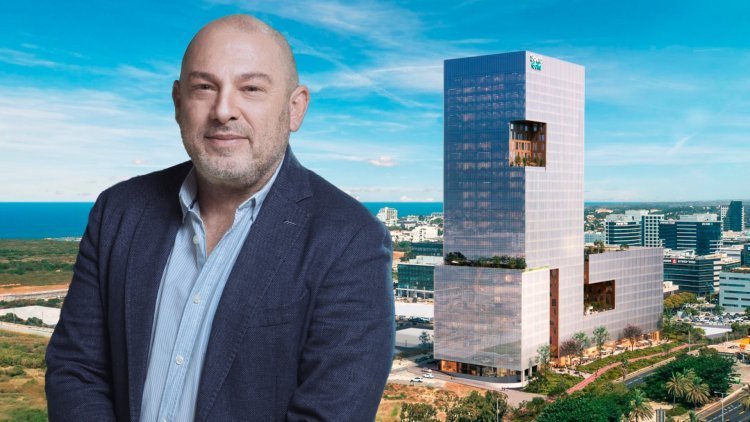 יוסי פרשקובסקי על רקע הדמיה של הפרויקט בהרצליה פיתוח (טל גבעוני הדמיה 3D)