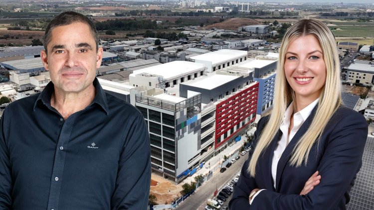 חווה מיכאלי ואיציק ברוך, על רקע יו פארק סגולה (יוקה פארק, דור סבג)