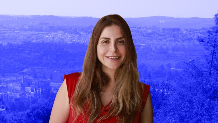 שירה תלמי-בבאי על רקע אזור התוכנית בבית שמש (אלידור חדד, מתן נחום, החברה להגנת הטבע)