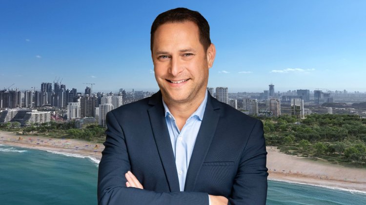 ראש עיריית ראשון לציון רז קינסטליך, על רקע הדמיה של השכונה החדשה בעיר (רמי זרנגר, עיריית ראשון לציון) 