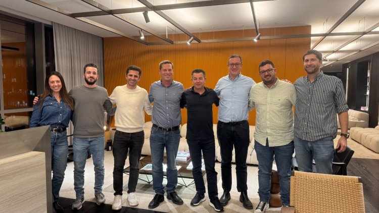מימין: דוד פרידמן, גבריאל ארביב קהת, אסף ענבר, חן גינדי, ירון חיים, דני סווירי, ברק גרינברג, הילה קרישנר (סולל בונה) 