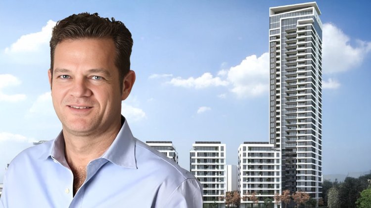 ירדן גילן, מנכ"ל ושותף תנופה בעיר על רקע הדמיית הפרויקט (יוהנס פלטן, טטרו שחר אדריכלים)