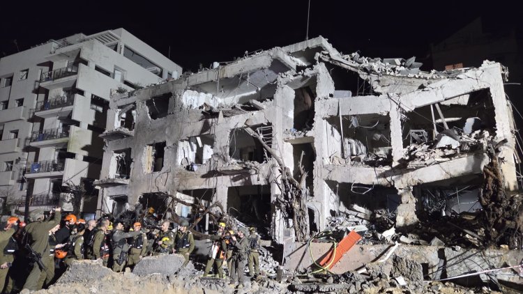 הבניין שנפגע מטיל איראני (כבאות והצלה לישראל)
