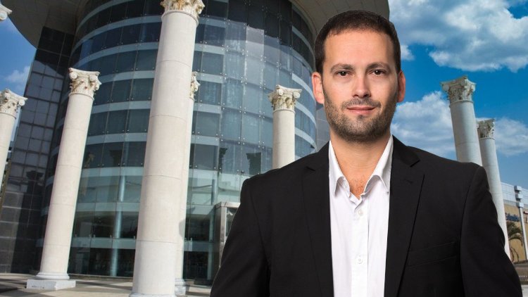 עו"ד אמיר דרמר על רקע קניון "רננים" ברעננה (אייל טואג, שאטרסטוק)