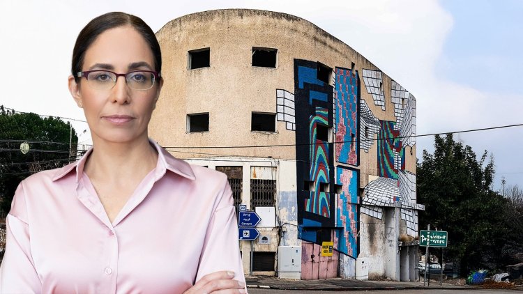 יו"ר הוועדה המחוזית חיפה, רות שוורץ חנוך, על רקע קולנוע הדר (מנהל התכנון, רוני קניגסברג, מתוך אתר פיקיויקי)