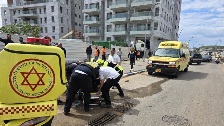אנשי מד"א מעניקים טיפול בזירת הנפילה ביהוד (דוברות מד"א)