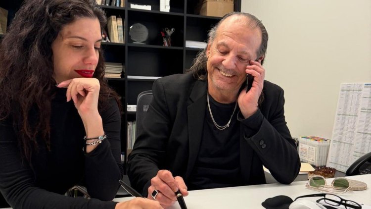 אבנר ישר ואשתו עדי בחתימת החוזה (יח״צ)