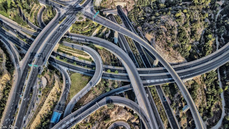 כניסה למנהרות הכרמל, חיפה (זאב שטיין, ויקימדיה) 