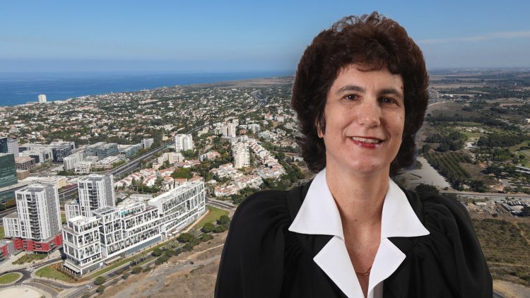 השופטת דפנה ברק ארז על רקע הרצליה (אתר הרשות השופטת, Shabatashtiot, ויקימדיה) 