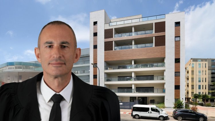 השופט גד מינא על רקע הדמיה של הפרויקט בנתניה (אתר הרשות השופטת, ליאור גרונדמן)