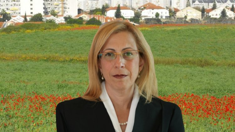 השופטת יעל טויסטר ישראלי על רקע קרקעות במערב ראשל"צ (אתר הרשות השופטת, אילנה שקולניק, ויקימדיה) 