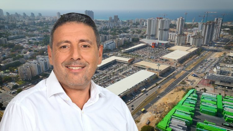 צחי אבו על רקע מתחם סטאר באשדוד (יובל אליאס, מייק אדרי)