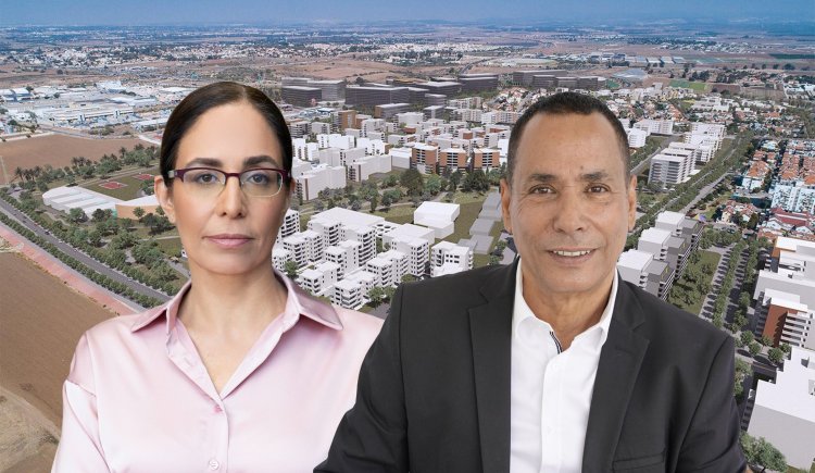 ראש מועצת בני עיש אריה גראלה ויו"ר הוועדה המרחבית זמורה, רותי שורץ, על רקע הדמיה של התוכנית בבני עי"ש ( אירית צרף נתניהו אדריכלות viscape // חברת ערים // build, מנהל התכנון)