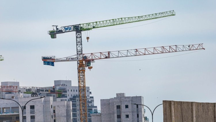 מנופים באתר בנייה בקריית ביאליק (שאטרסטוק)