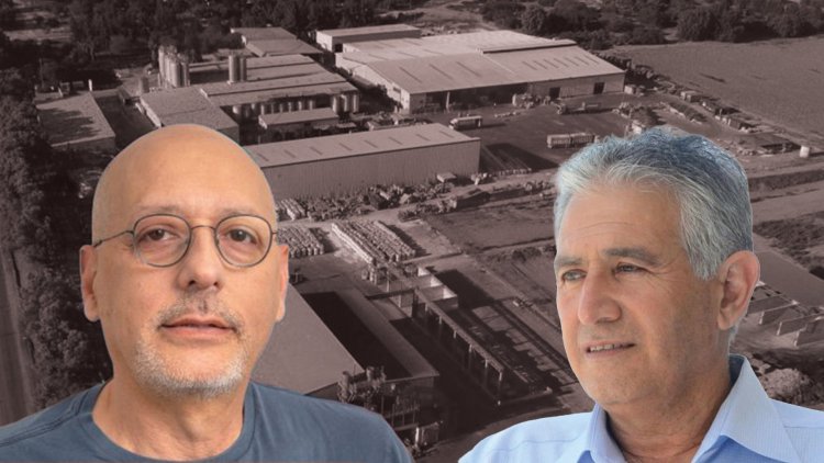 בני ברון, יו"ר אינרום, ומנכ"ל נירלט עמרי לוטן על רקע מפעלי החברה שנהרסו במלחמה (יח"צ, דור פוזואלו, צילום המפעל באדיבות נירלט)