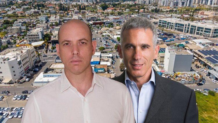 מיכה קליין, מנכ"ל אפריקה ישראל מגורים, וצביקה שווימר, מנכ"ל אלקטרה צריכה, על רקע אזור התעסוקה בראשל"צ (שירן כרמל, דורון ברסקי, Davidi Vardi / Shutterstock.com)