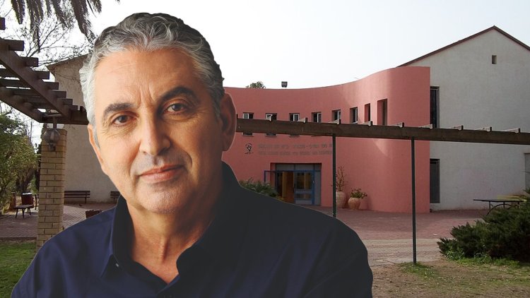 ראש עיריית רעננה חיים ברוידא, על רקע כפר הנוער אמי"ת כפר בתיה (ראובן קפוצ'ינסקי, School, ויקימדיה)