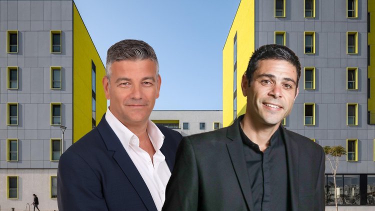 רפי גמיש וישראל רייף, על רקע מעונות הסטודנטים במכללה למנהל (שלומי יוסף, עזרא לוי, עמית גירון) 