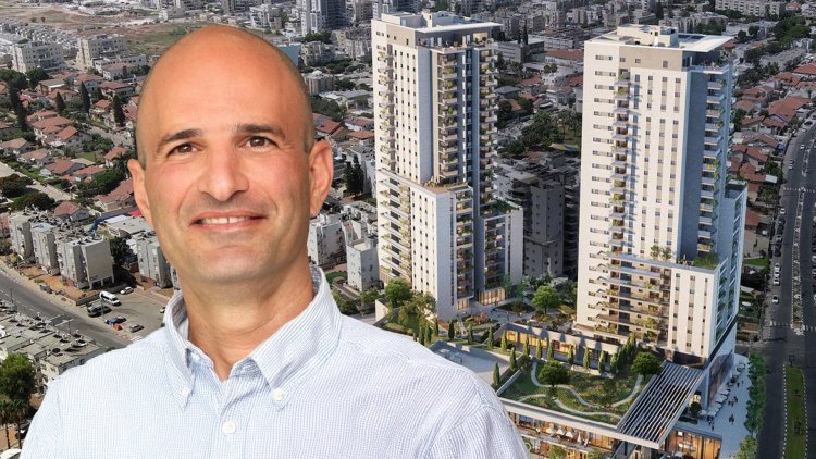 מנכ"ל מיי טאון יוסי חסון על רקע הדמיית הפרויקט (evolve media, מיי טאון)