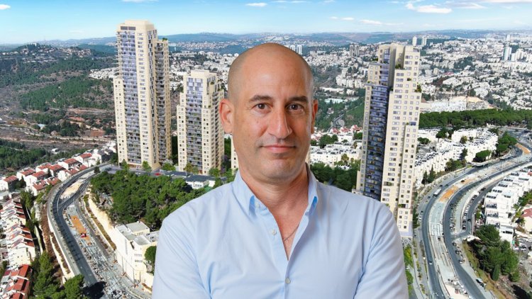 רן ינאי, מנכ"ל ובעלים צ.פ, על רקע הדמיה של התוכנית בשכונת גילה (אליהו ינאי, evolve media)