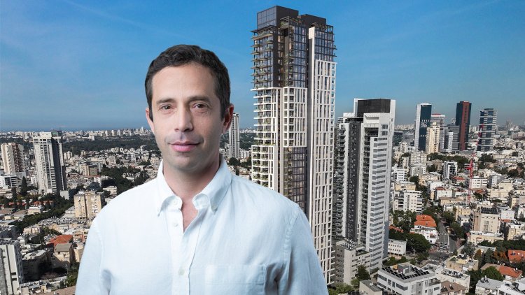 עו"ד ראם רצון מנכ"ל אב-גד, על רקע הדמיה של הפרויקט ברמת גן (שי שחר, לאנוביץ' דמיטרי) 