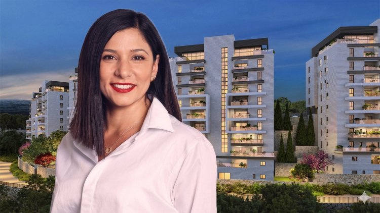 עינב כהן, סמנכ"לית השיווק והמכירות באפי קפיטל, על רקע אפי בהר יונה (טל גבעוני, זיתוני הדמיות)