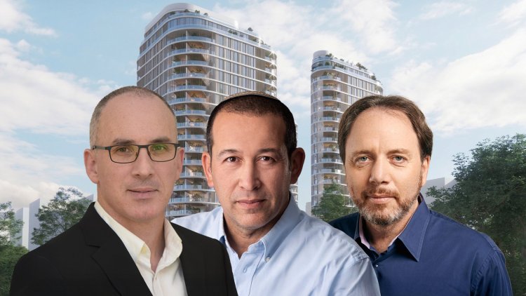 מימין: סיון ברקוביץ מבעלי סיון ביצוע, מנכ"ל רובי קפיטל יעקב ניצן ומנהל מחלקת ערבויות באיילון סהר בן זאב על רקע הדמיית הפרויקט (יח"צ, ראובן קפוצ'ינסקי, ניר שמיר, citybee אדריכלים)