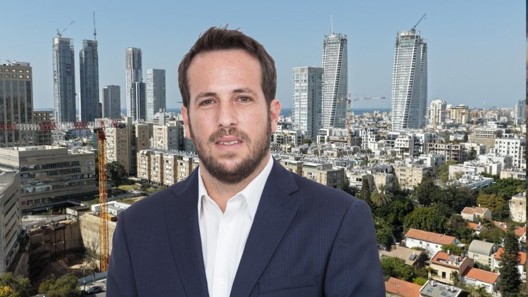 מנכ"ל ובעלי אדם שוסטר, רועי ביינהורן, על רקע המתחם (עודד קרני, באדיבות אדם שוסטר)