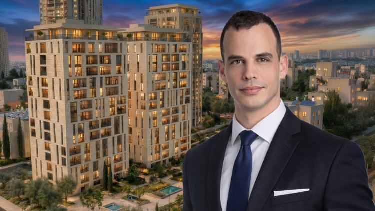 עו"ד רועי גלעד דורון, על רקע הדמיה של הפרויקט ברחוב בן גבריאל ( Viewboost)