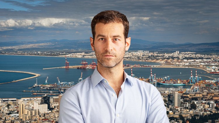 ארז בהריר על רקע נמל חיפה (חיים יוסף)