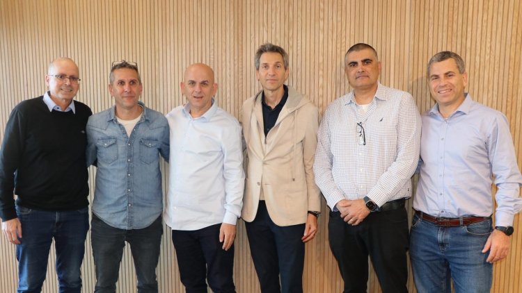 מימין: עמיחי פינקלשטיין מנכ״ל LARO מבית שופרסל, אוהדי סיני, משנה למנכ״ל LARO נדל״ן, אורי לוין, מנכ״ל תדהר, שלומי אמיר, מנכ״ל משותף שופרסל, תומר אלפסי, מנכ״ל תדהר ייזום ונכסים מניבים, איציק כהן יהונתן, משנה למנכ״ל שופרסל (יח"צ שופרסל) 