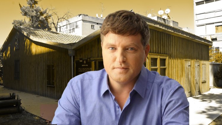 ראש העיר פ"ת רמי גרינברג על רקע "בית הדפוס" - אחד מראשוני הבתים של פתח תקווה (ראובן קפוצ'ינסקי, Ynhockey, ויקימדיה)