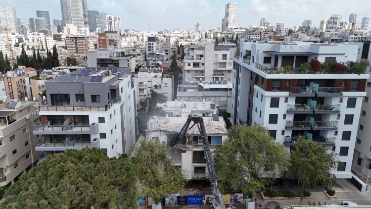 ההריסה של הבניין בגבעתיים (איתי רוקבאן)