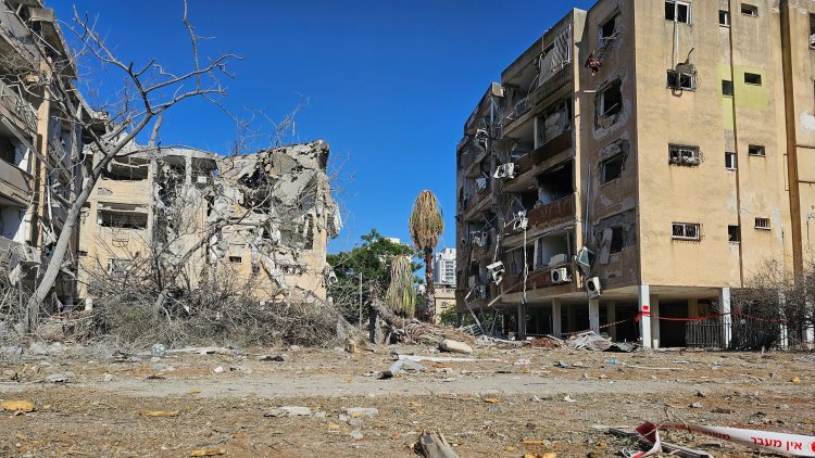 פגיעת טיל בחולון במבצע עם כלביא (שאטרסטוק) 