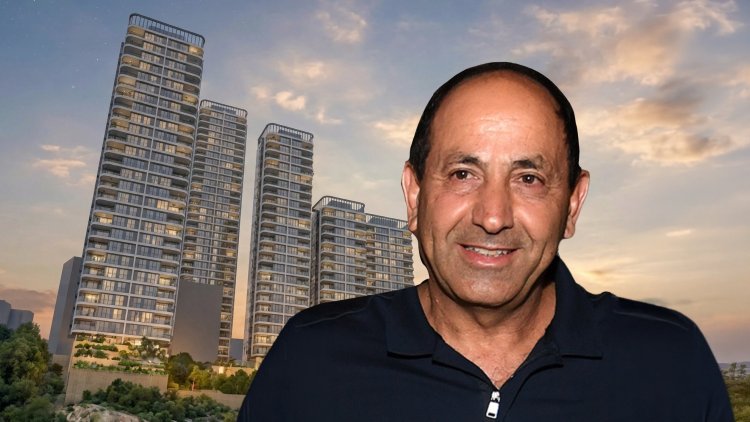 רמי לוי על רקע הדמיה של הפרויקט בחיפה (דוד אזגורי, ויקימדיה ,יגאל לוי אדריכלים)