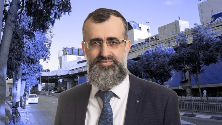 יו"ר הוות"ל נתן אלנתן על רקע מבנה התחנה המרכזית החדשה בתל אביב (רז רוגובסקי, Teo K / Shutterstock.com)