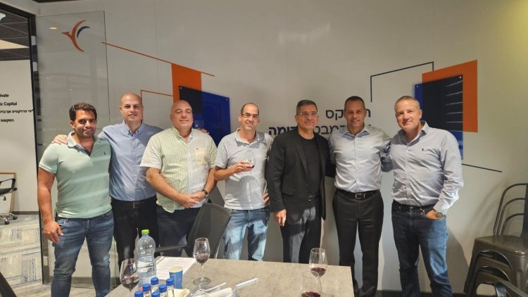 מימין: גיא פורת - סמנכ״ל בהפניקס, אייל בן סימון - מנכ״ל הפניקס, יעקב אטרקצי - בעל השליטה באאורה, חגי שרייבר - משנה למנכ״ל בהפניקס, אריאל פשין - סמנכ״ל כספים באאורה, ניר משען - סמנכ״ל בהפניקס (אאורה ישראל)