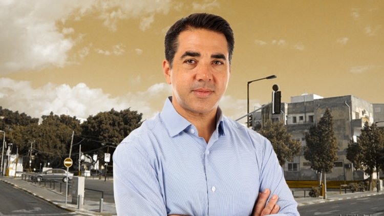 רונן יפו, מנכל דוניץ-אלעד, על רקע המגרש שנרכש בסמוך לשדרות רוטשילד (שי בראל, אתר vtlv)