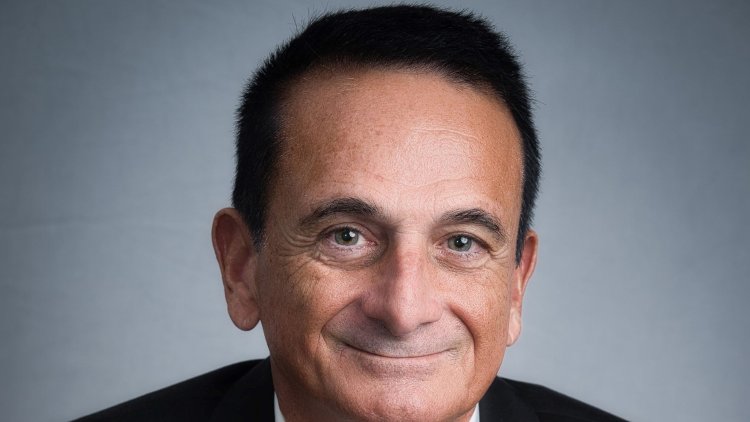 אבי זיתוני, מנכ"ל ובעלים קבוצת זיתוני על רקע הדמיה של הרובע ברחובות (ינאי אלפסי, שחף זית אדריכלים)