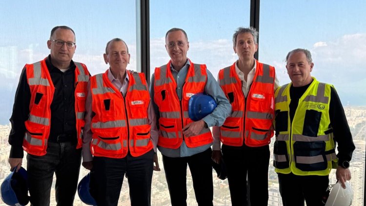 משמאל: רן קוניק, רון חולדאי ויו"ר תדהר גיל גבע בסיור בפרויקט ביונד (עיריית גבעתיים)