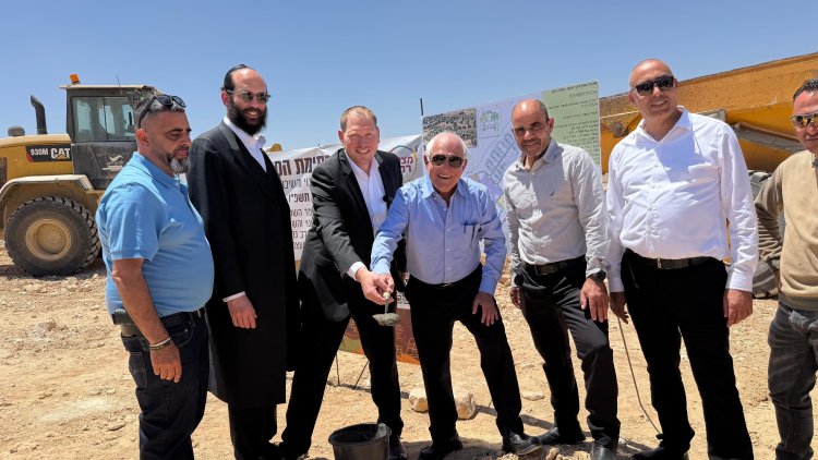 החתימה על ההסכם (דוברות משרד השיכון) 