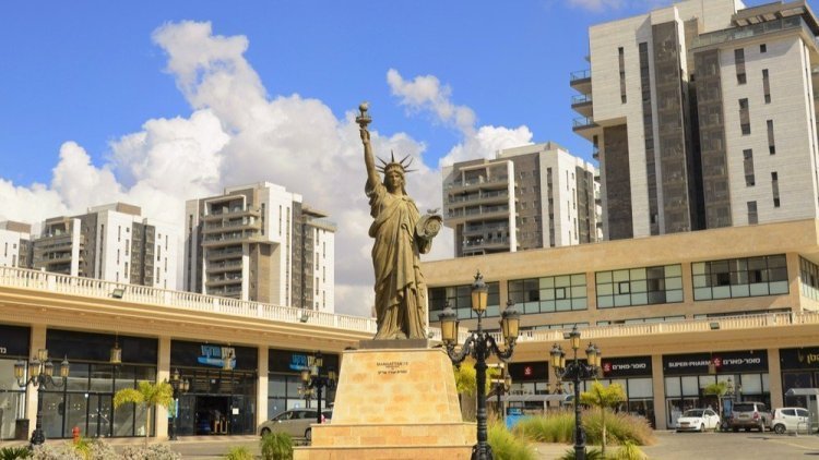 העתק פסל החירות במרכז נתיבות (ShU studio / Shutterstock.com)