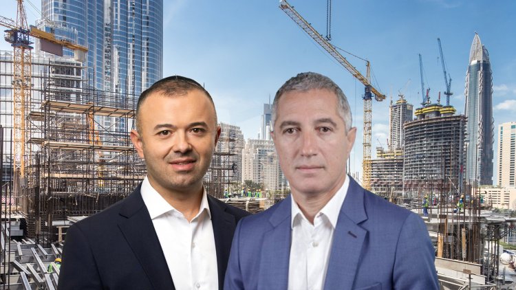 עמי פרץ, מנכ"ל בוני התיכון ועו"ד אבי בבג'נוב (אייל טואג, דוד סקורי)