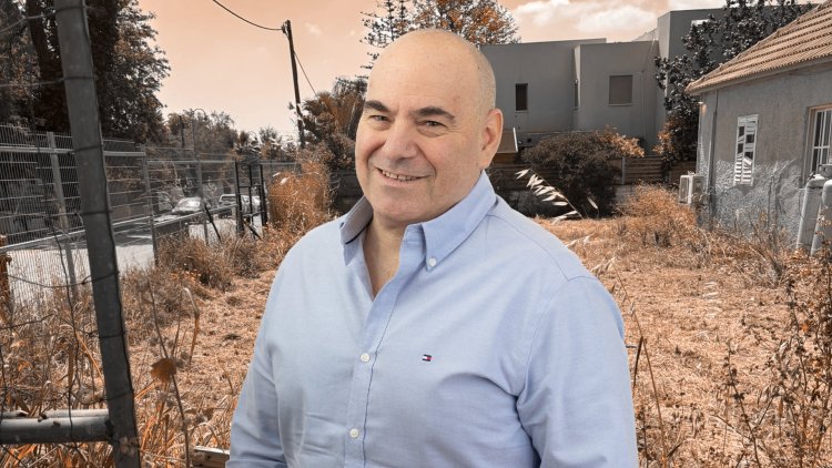 עומר יחימוביץ', מנכ"ל יסודות איתנים, על רקע המגרש בפרדס חנה כרכור ( אופיר אברהמוב, באדיבות יסודות איתנים) 
