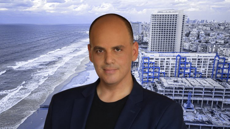ראש עיריית בת ים צביקה ברוט על רקע הטיילת בעיר (ראובן קפוצ'ינסקי, דוידי ורדי, ויקימדיה)