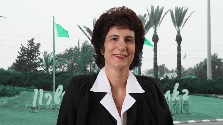 השופטת דפנה ברק ארז על רקע רמת השרון (אתר הרשות השופטת, Idobi (talk), ויקימדיה) 