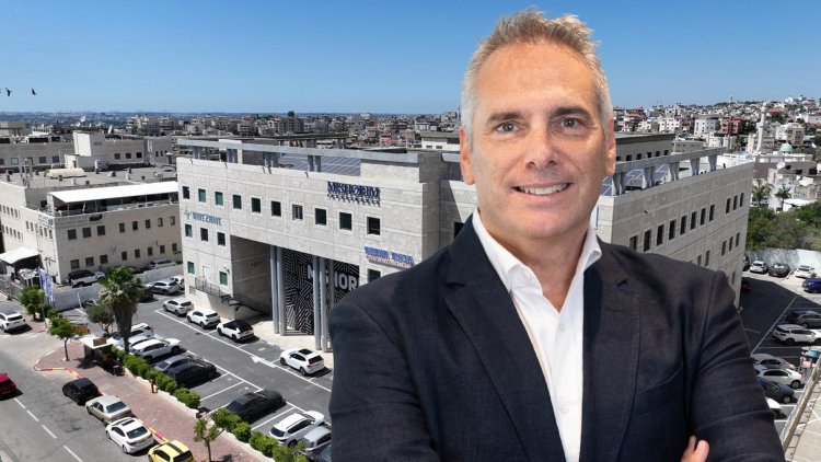 אלון וקסמן, מנכ"ל מישורים, על רקע הבניין בראש העין (אבירם ולדמן, מישורים)